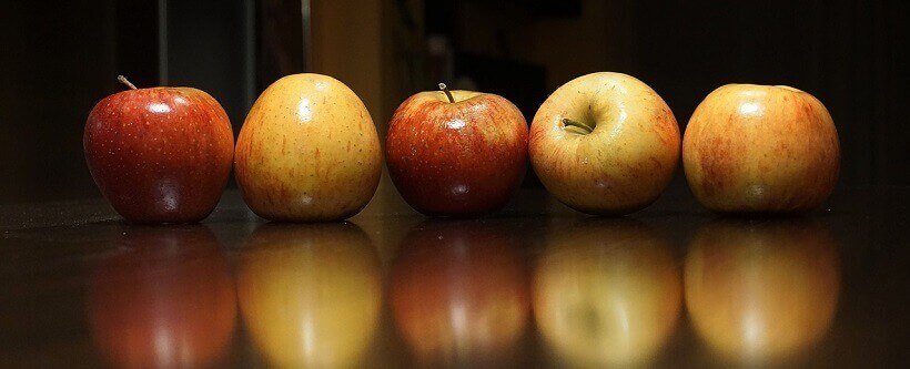5個の並んだりんご
