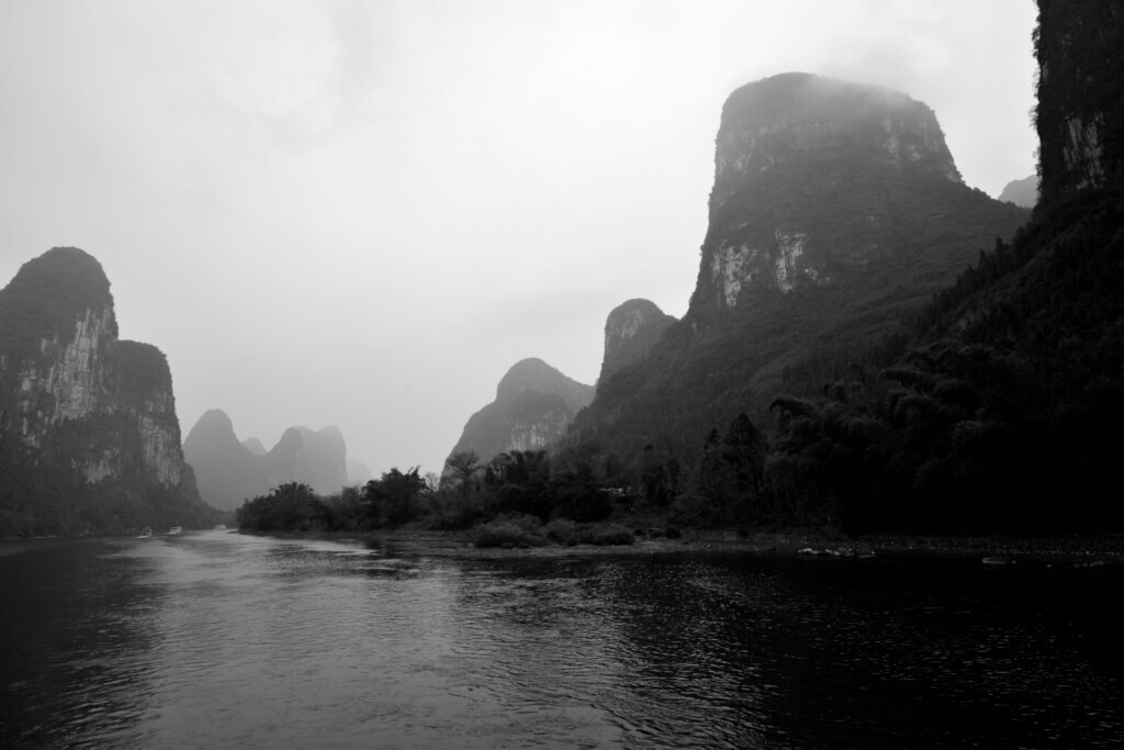 中国桂林の切り立った山